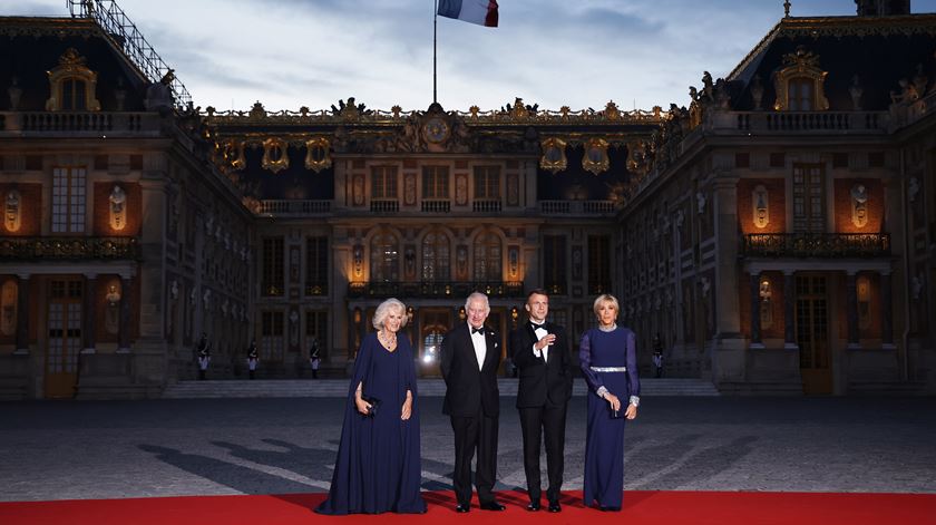 Jantar de estado para o Rei Carlos e para a Rainha Camilla, no castelo de Versailles. Foto: Christophe Petit Tesson / EPA