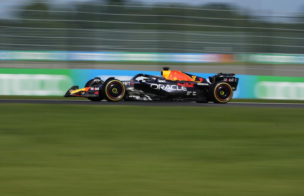 Verstappen faz pole em Suzuka e está perto de conquistar título da F1