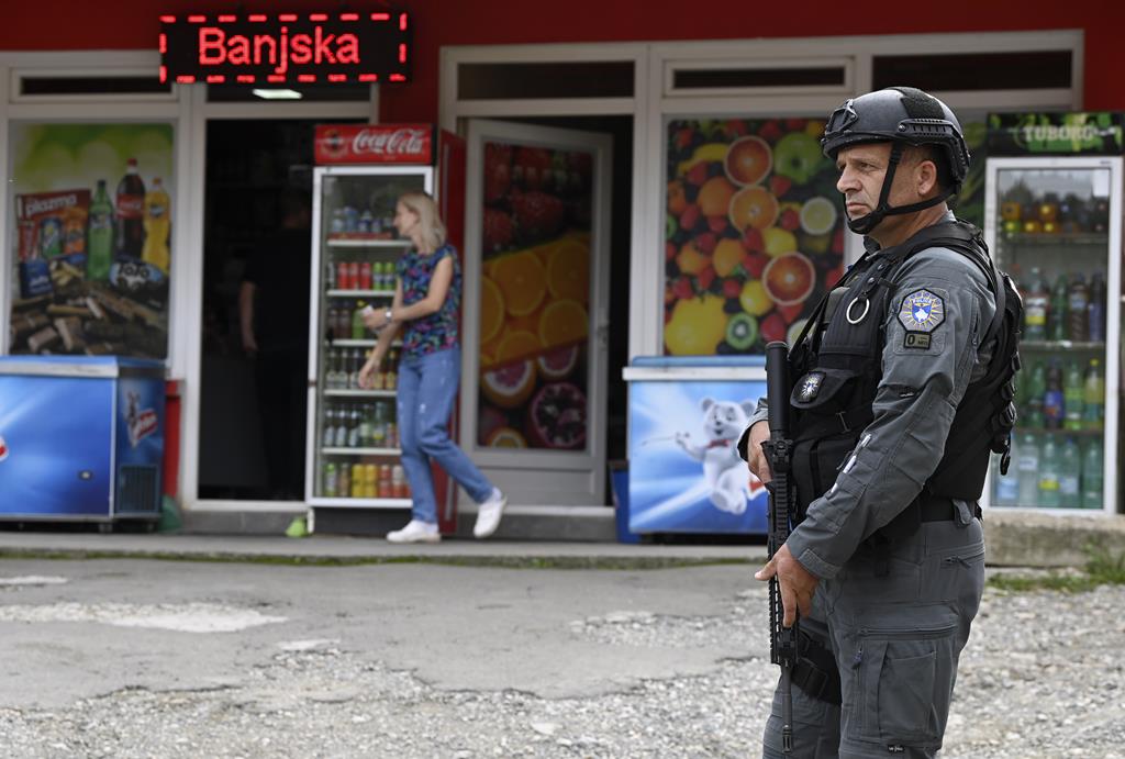 Polícia kosovar patrulha na aldeia de Banjska após incidente com sérvios armados na semana passada. Foto: Georgi Licovski/EPA
