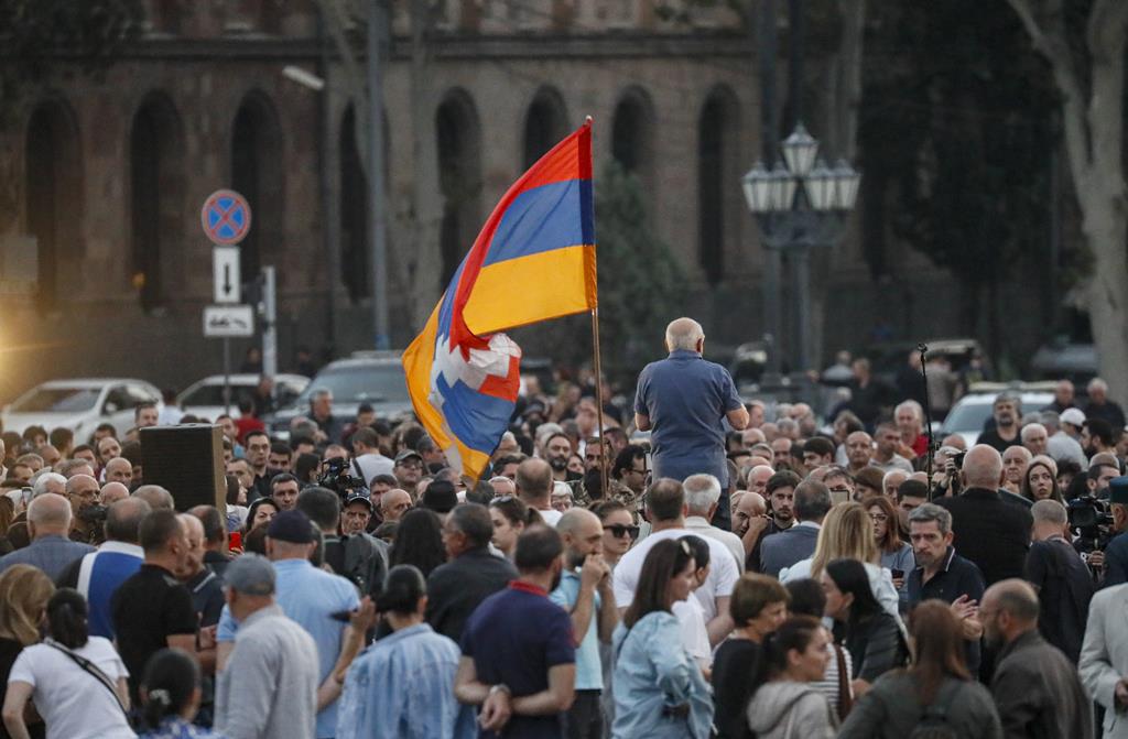 Oposição arménia protesta em Yerevan perante crise no Nagorno-Karabakh. Foto: Anatoly Maltsev/EPA