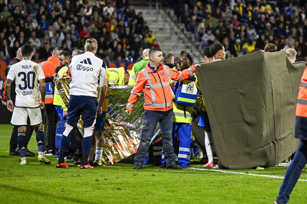 guarda-redes Etienne Vaessen sofre lesão grave no RKC Waalwijk vs Ajax Foto: Olaf Kraak/EPA