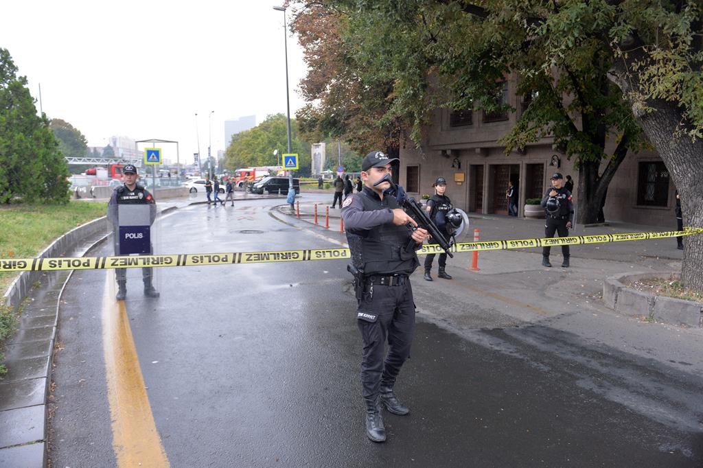Atentado suicida matou dois polícias junto ao Ministério do Interior em Ancara, na Turquia. Foto: Necati Savas/EPA