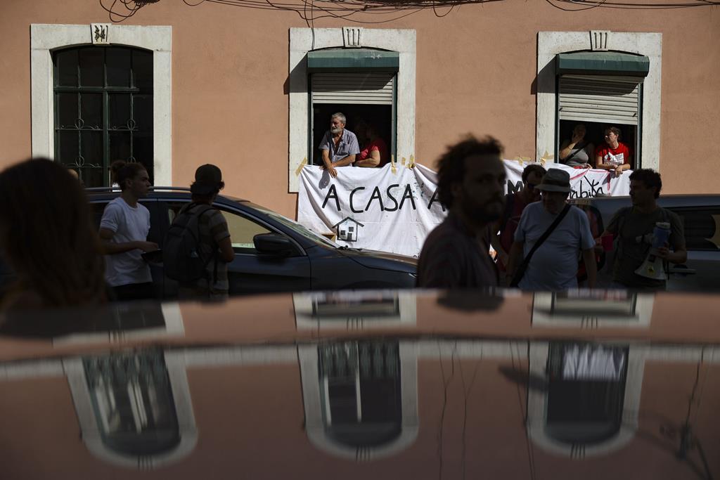 Ajuntamento de populares à frente do apartamento de Alcina Lourenço. Foto: André Kosters /Lusa