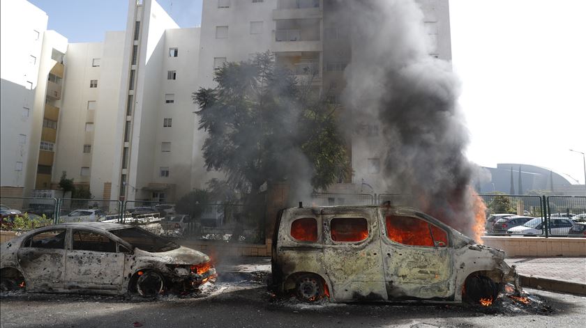 Carros em chamas na cidade israelita de Ashkelon. Foto: Atef Safadi/EPA