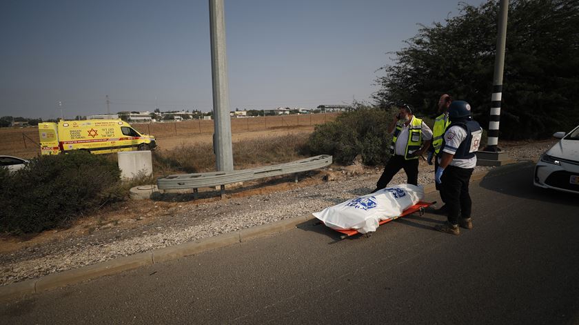 Israelita morto em ataque do Hamas numa estrada próximo de Gaza. Foto: Atef Safadi/EPA