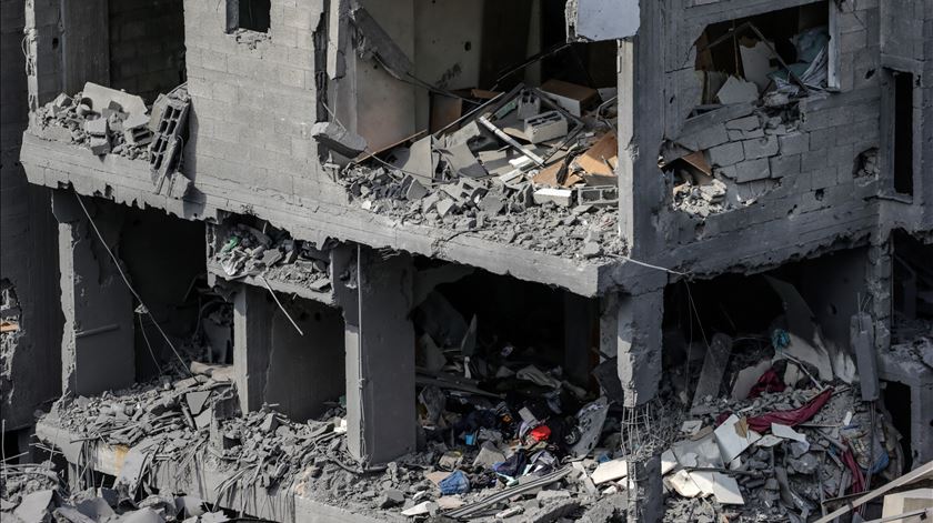 Destruição em Gaza num edifício residencial. Foto: Mohammed Saber/EPA