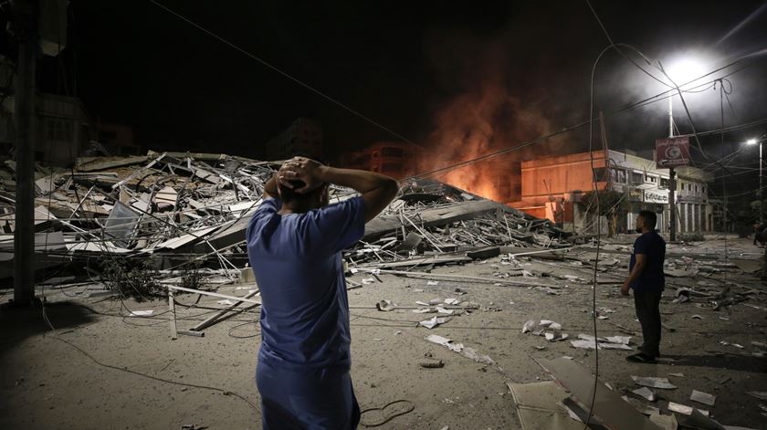 Palestiniano vê a destruição após um ataque israelita em Gaza. Foto: Haitham Imad/EPA