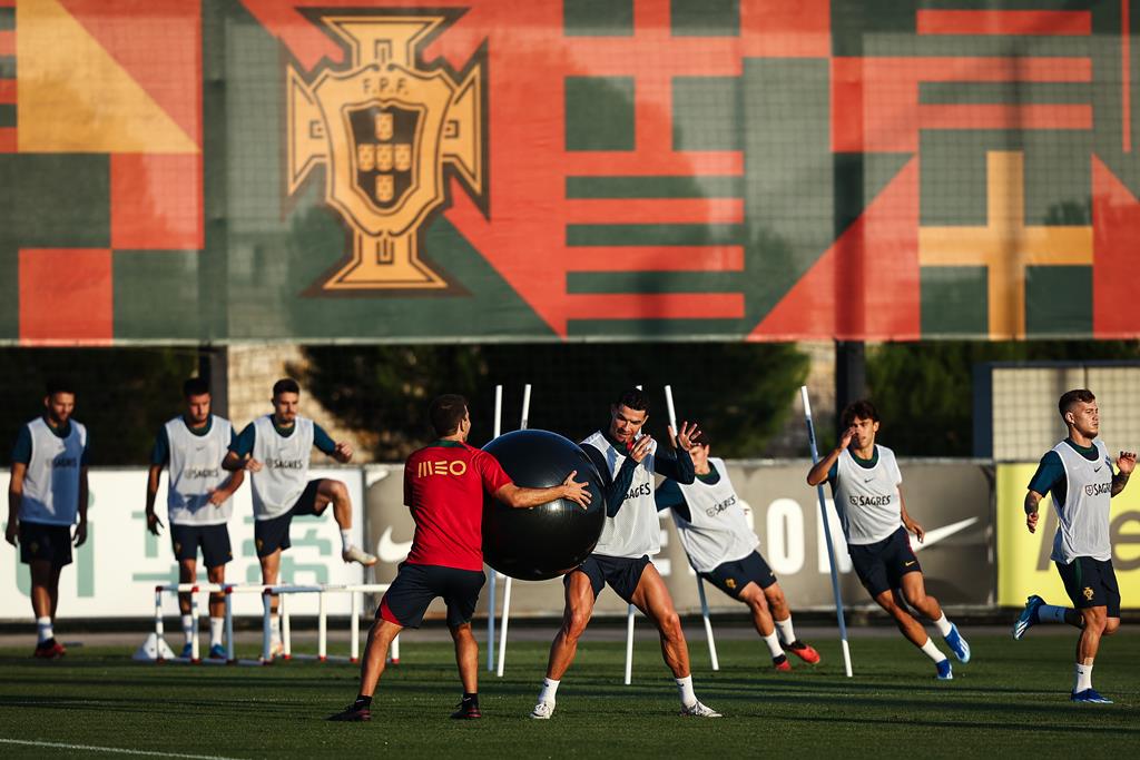 Seleção nacional de futebol feminino realiza último treino antes