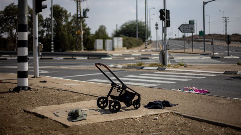 Carrinho de bebé abandonado em Sderot. Foto: Martin Divisek/EPA