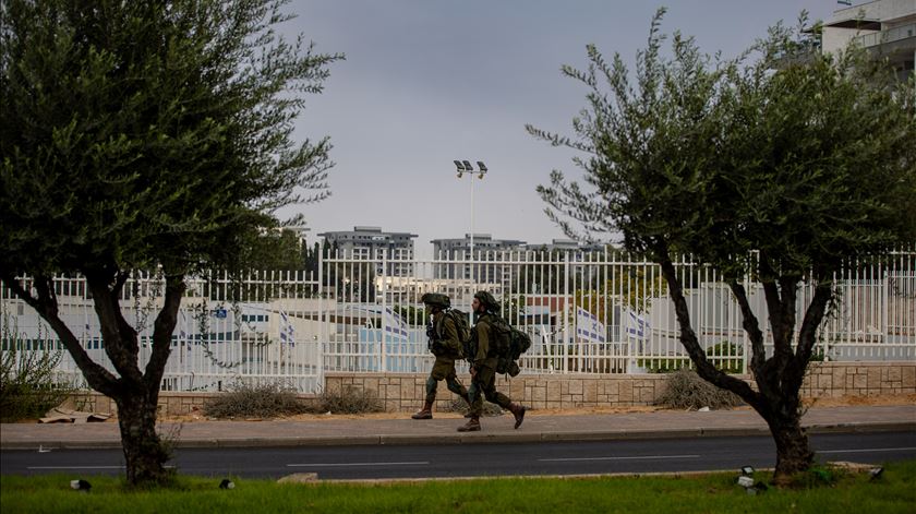 Soldados israelitas patrulham cidade de Sderot. Foto: Martin Divisek/EPA