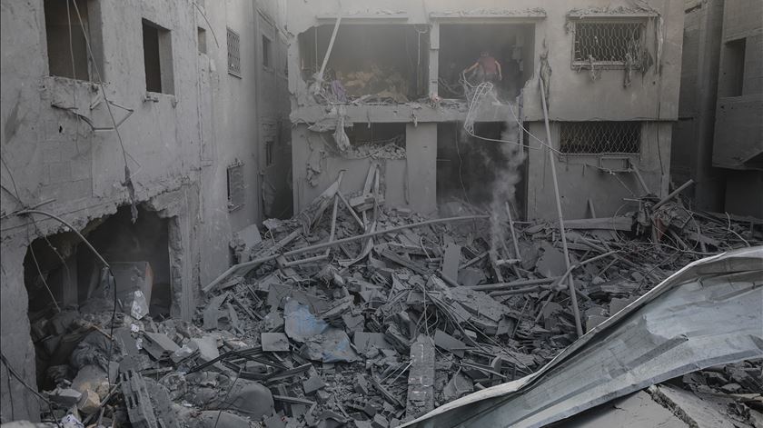 Edifícios residenciais destruídos por um míssel israelita que atingiu Gaza. Foto: Haitham Imad/EPA