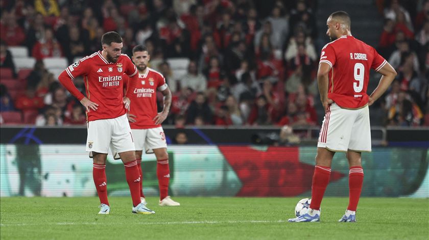 Kokcu, Otamendi e Arthur Cabral, Benfica derrotado pela Real Sociedad. Foto: Miguel A. Lopes/EPA