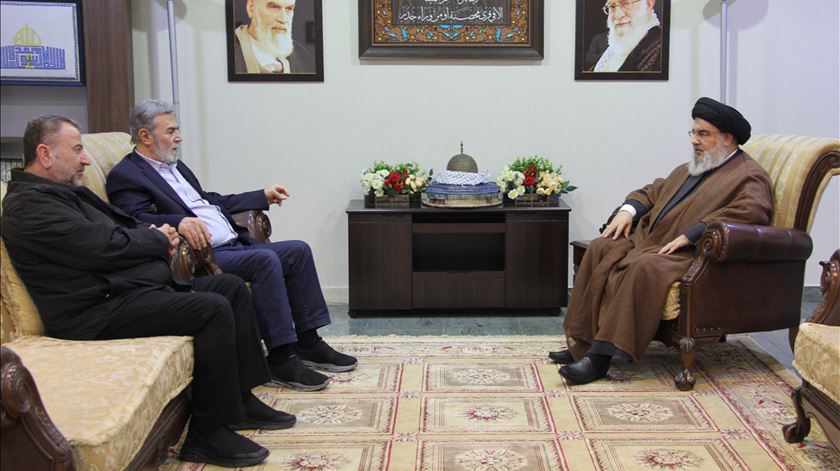Saleh al-Arouri (à esquerda) numa reunião com Ziyad al-Nakhalah, da Jihad Islâmica, e Hassan Nasrallah, líder do Hezbollah. Foto: Hezbollah/EPA (arquivo)