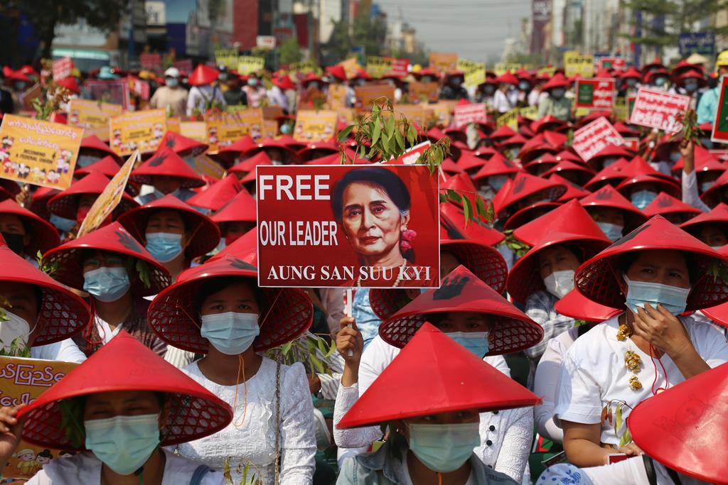 Manifestantes seguram cartazes a pedir a libertação da líder civil detida Aung San Suu Kyi durante um protesto contra o golpe militar em Mandalay, Myanmar. Foto: Kaung Zaw Hein/EPA