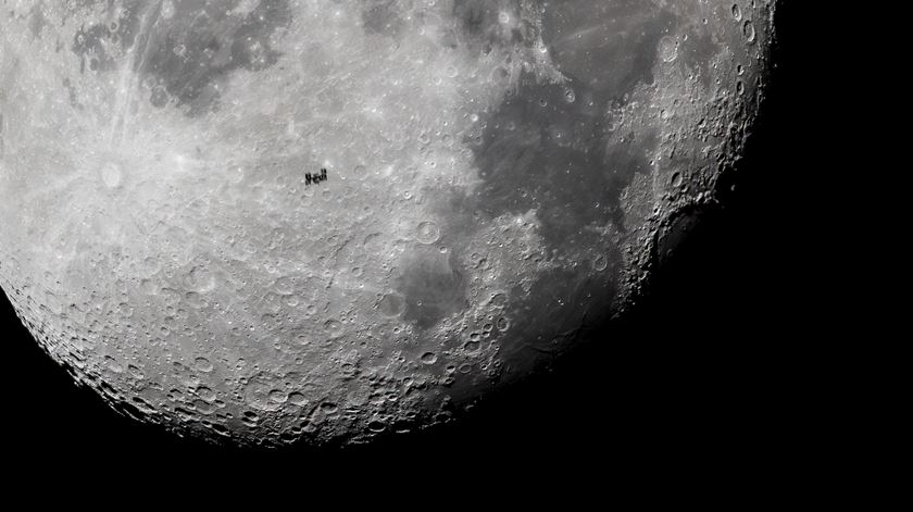 Estação Espacial Internacional passa em frente à Lua. Foto: Peter Komka/EPA