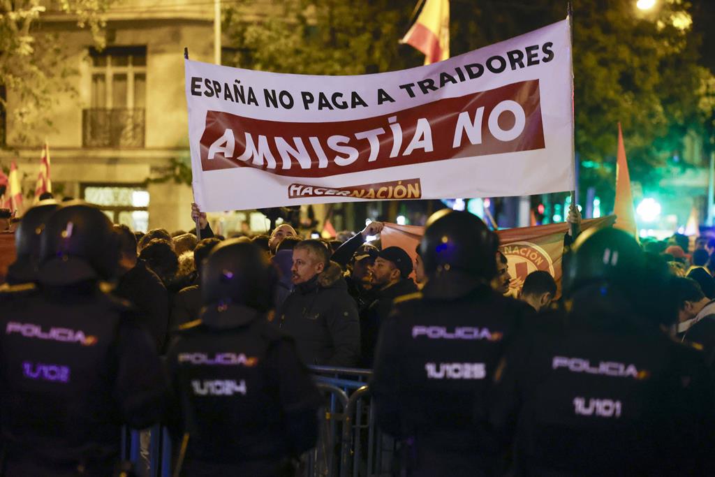 Imagem de protestos, em Espanha, contra amnistia independentista catalã. Foto: Sergio Perez/EPA