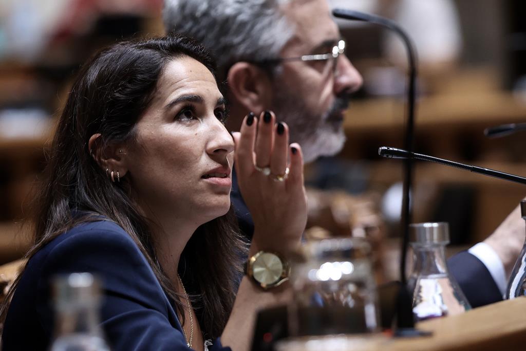 A ministra Marina Gonçalves na Comissão de Orçamento e Finanças no Parlamento. Foto: Carlos M. Almeida/Lusa