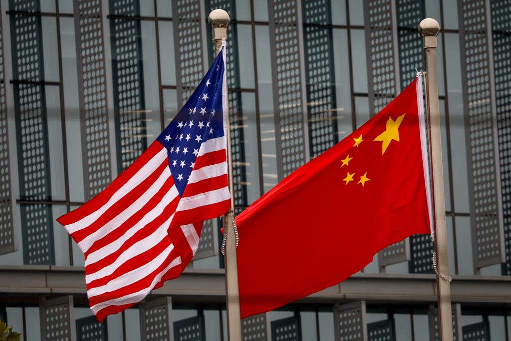 bandeiras dos EUA Estados Unidos e da China Foto: Mark R. Cristino/EPA