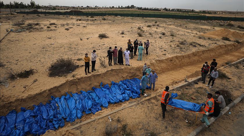 Peritos da ONU horrorizados com valas com cadáveres de pessoas sepultadas vivas