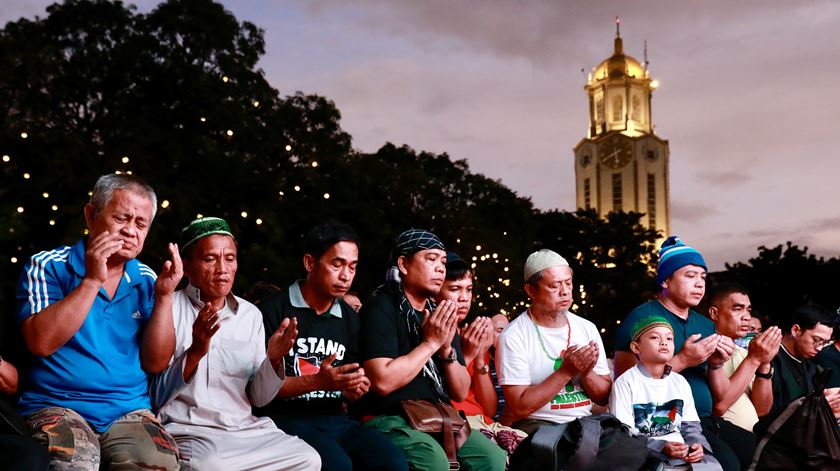 Muçulmanos reúnem-se em solidariedade com as vítimas da explosão de uma bomba no sul das Filipinas. Foto: Francis R. Malasig/EPA
