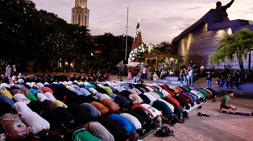 Muçulmanos reúnem-se em solidariedade com as vítimas da explosão de uma bomba no sul das Filipinas. Foto: Francis R. Malasig/EPA