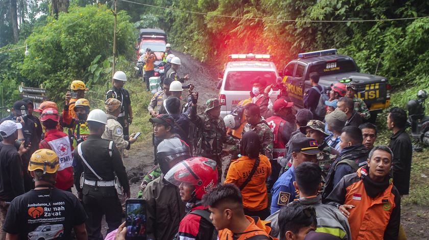 Sobe para 13 o número de mortos devido a erupção de vulcão na Indonésia