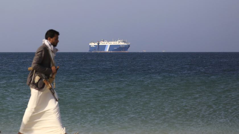 Navio atacado por Huthis do Iémen afunda-se no mar Vermelho