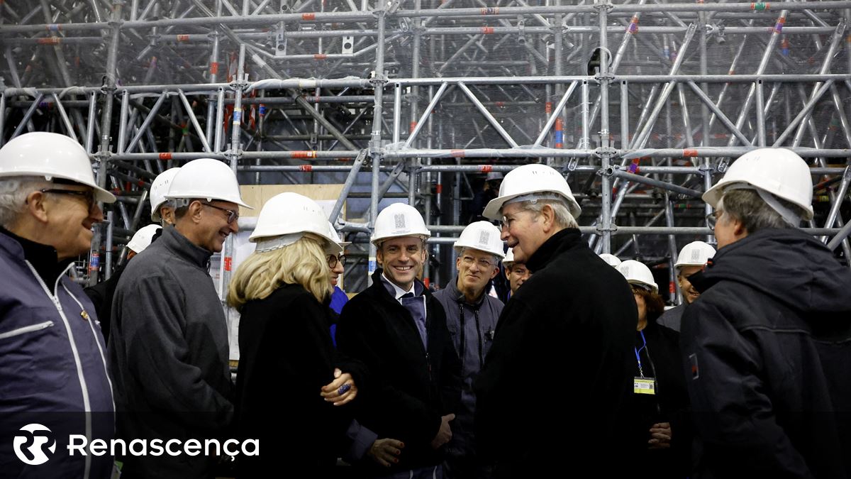 Macron visita obras de Notre Dame e promete convidar Papa para a reabertura