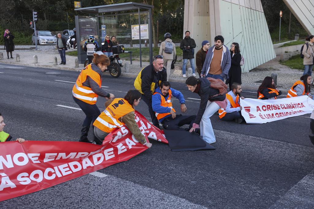 Em dezembro de 2023, ativistas do Climáximo bloquearam o túnel do Marquês de Pombal em Lisboa e vários condutores tentaram retirá-los da estrada. Foto: Miguel A. Lopes/Lusa