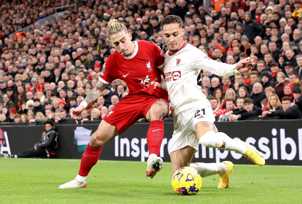 Campeonato Inglês. 17ª rodada. Manchester United segura o empate em Anfield  e Arsenal retoma a liderança 