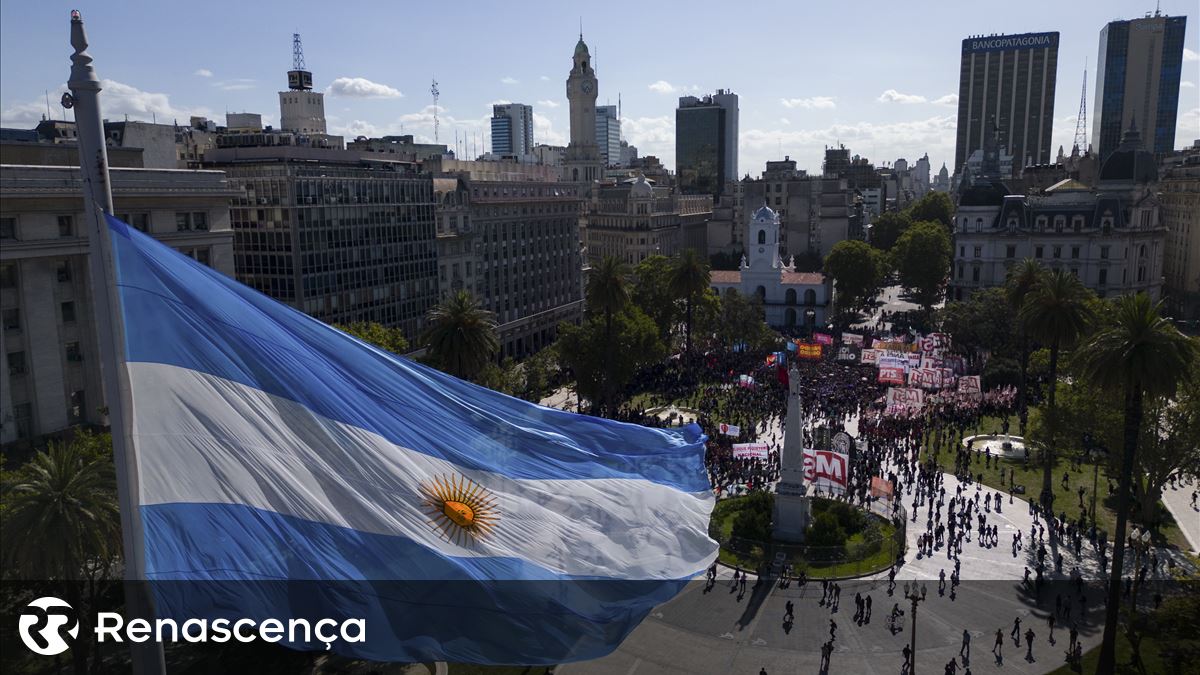 Milhares de argentinos com mensagens contra Milei lembram nas ruas as vítimas da ditatura