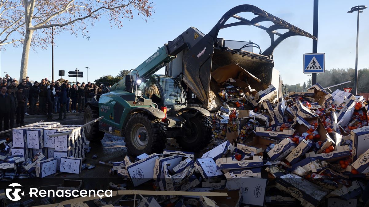 Bloqueio de agricultores franceses ameaça paralisar Paris esta segunda-feira