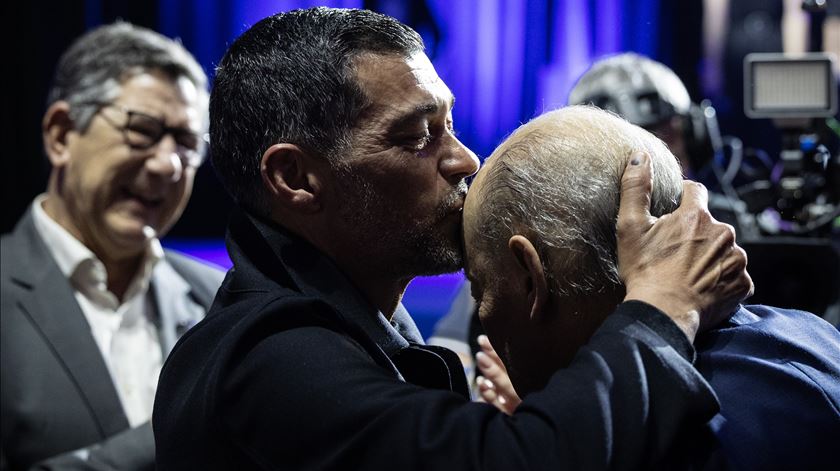 Apresentação da candidatura de Pinto da Costa à presidência do FC Porto. Sérgio Conceição beija Pinto da Costa. Foto: José Coelho/Lusa