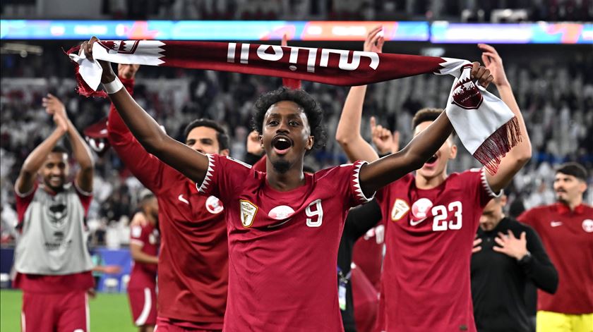 Jogadores do Qatar festejam passagem à final da Taça Asiática. Foto: Noushad Thekkayil/EPA