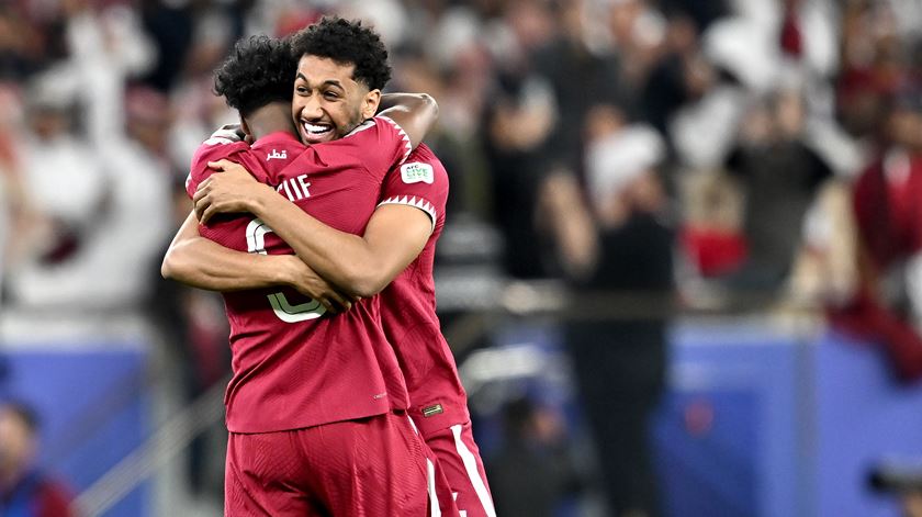 Yusuf Abdurisag e Homam Ahmed celebram triunfo do Qatar sobre o Irão na Taça Asiática. Foto: Noushad Thekkayil/EPA