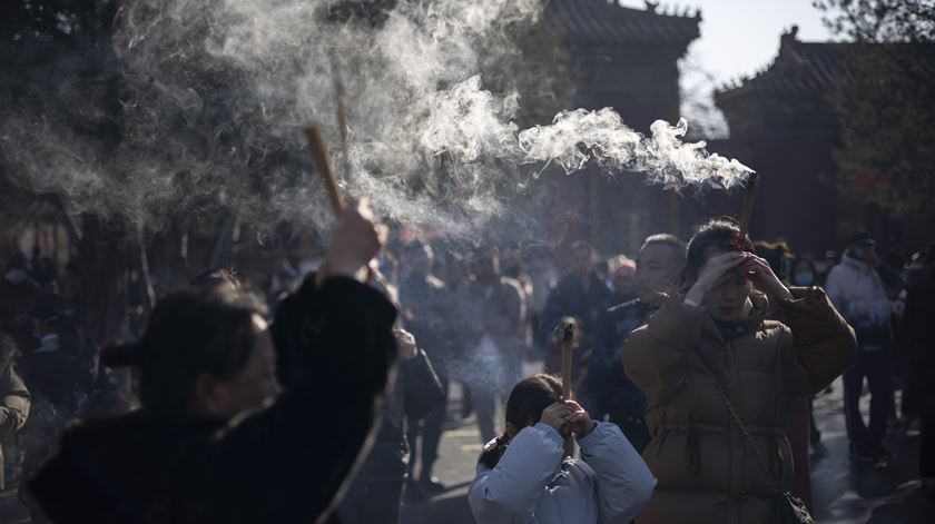 Em Pequim, população acende incenso a desejar boa sorte para o Ano do Dragão. Foto: Andres Martinez Casares/EPA