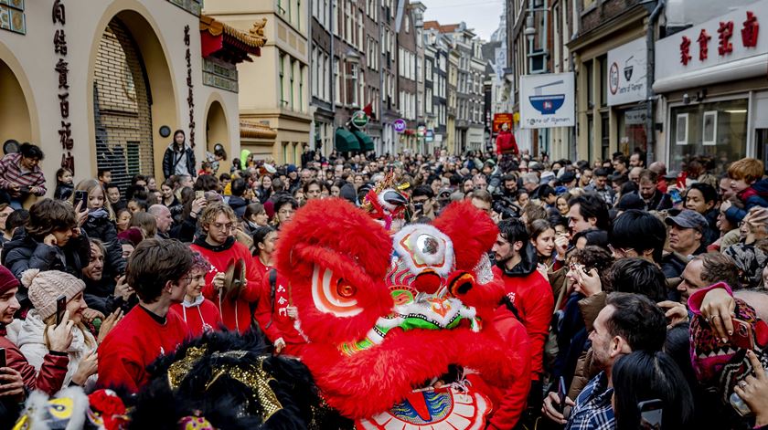 Celebrações nas nas ruas de Amsterdão, nos Países Baixos. Foto: Remko De Waal/EPA