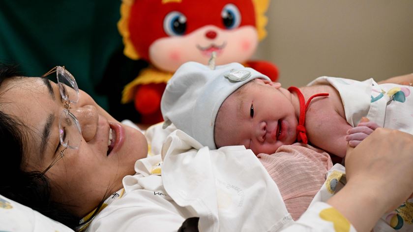 Bebé nasce do signo Dragão no hospital de Shijiazhuang, no norte da China. Foto: Xinhua/Chen Qibao/EPA