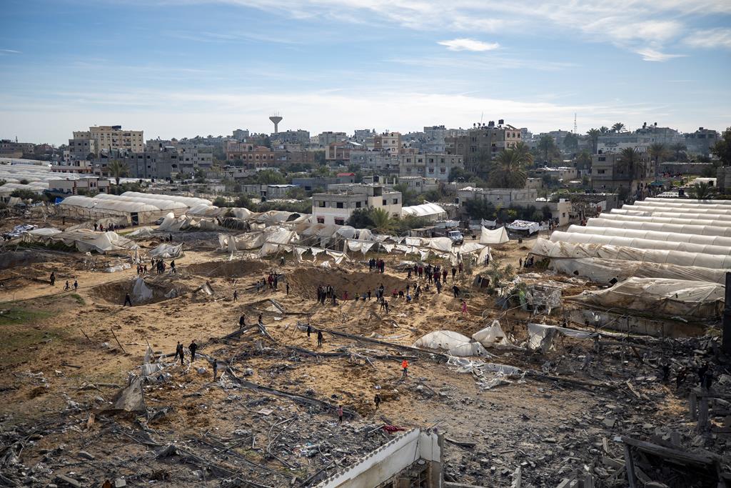 Palestinianos inspecionam os danos de um ataque aéreo israelita no campo de refugiados em Rafah. Foto: Haitham Imad/EPA