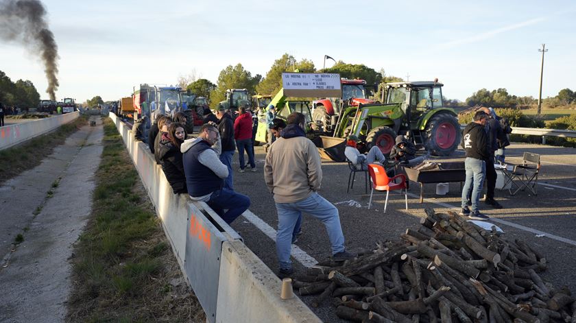 Espanha. Agricultores cortam dezenas de estradas e acessos a portos. Foto: David Borrat/EPA