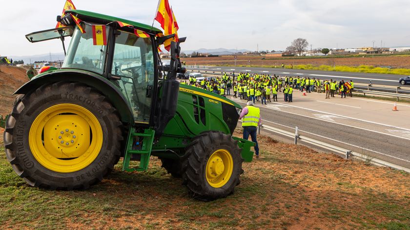 Espanha. Agricultores cortam dezenas de estradas e acessos a portos. Foto: Angeles Visdomine/EPA