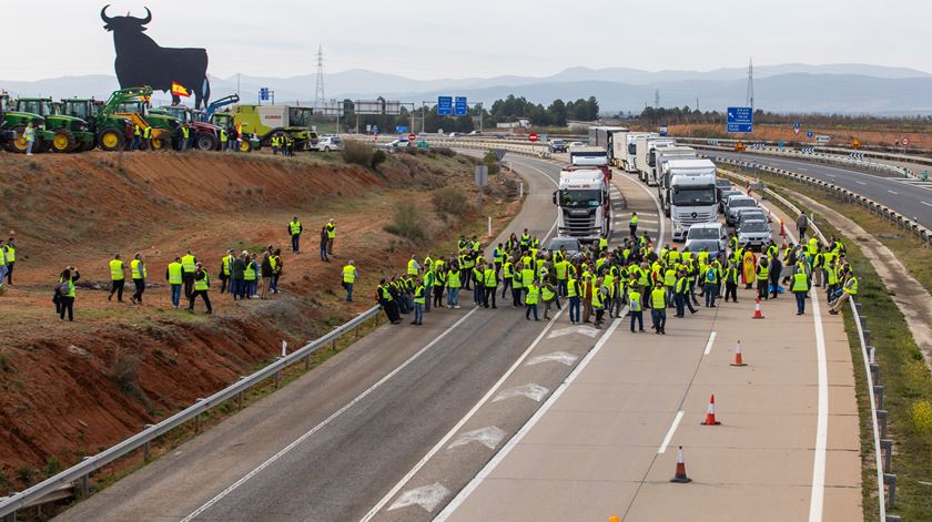 Espanha. Agricultores cortam dezenas de estradas e acessos a portos. Foto: Angeles Visdomine/EPA