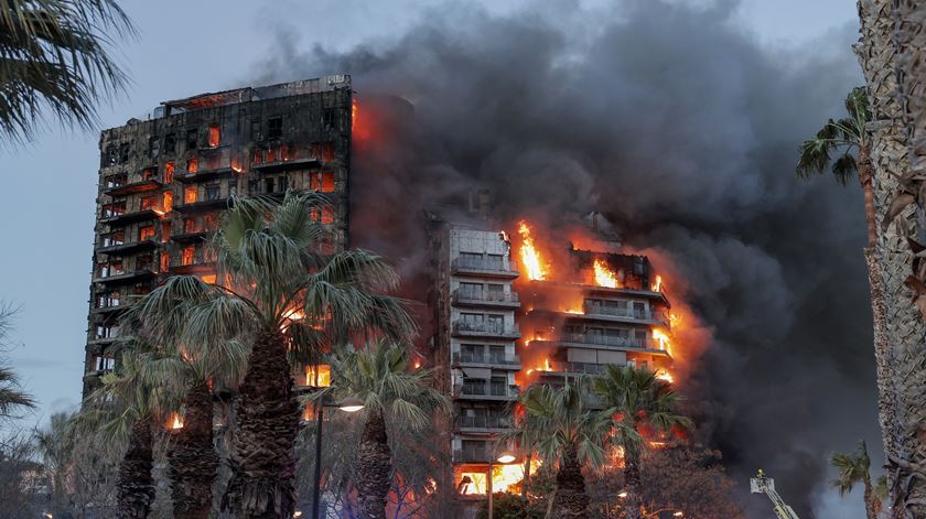 Pelo menos 4 mortos e 14 feridos em incêndio que destruiu edifícios em Valência. Foto: Manuel Bruque/EPA