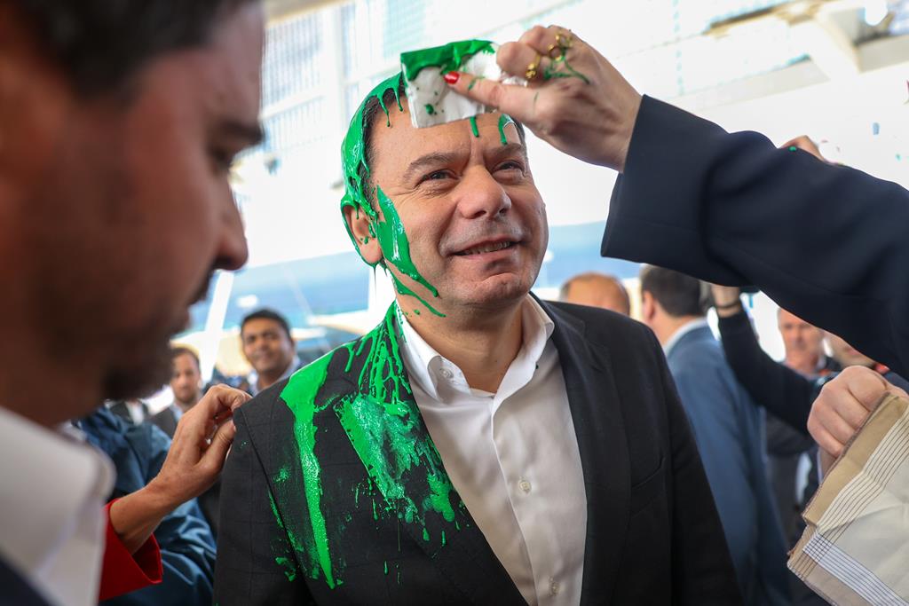 "Pontaria não faltou". Luís Montenegro atingido com tinta verde em ação de campanha