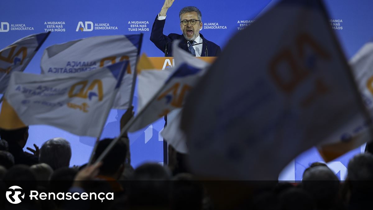 Carlos Moedas "muito confiante" foi "dar um abraço" a Luís Montenegro