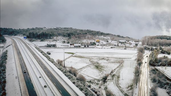 Várias estradas cortadas e 200 ocorrências em dia de neve e muita chuva