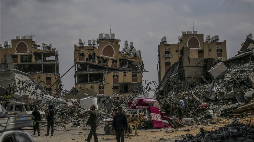 Recuperados mais de 120 corpos dos escombros na Faixa de Gaza