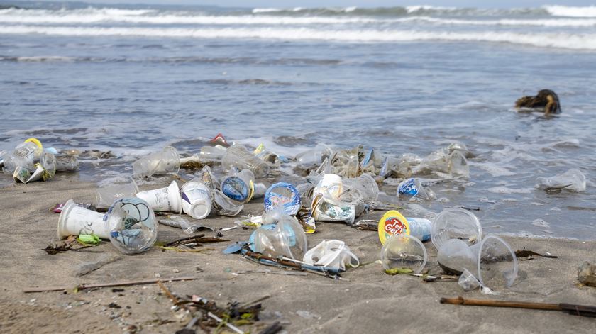 Restaurantes têm 60 dias para deixar de vender copos de plástico de uso único para fora