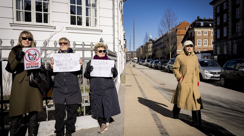 Russos votam nas eleições presidenciais da Rússia, na embaixada em Copenhaga. Foto: Emil Nicolai Helms/EPA