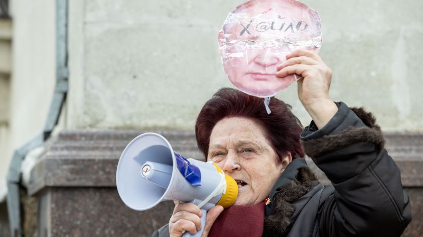Protesto em frente à embaixada russa na Moldávia em meio às eleições presidenciais da Rússia. Foto: Dumitru Doru/EPA